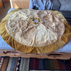 Beautiful tree skirt, excellent condition.